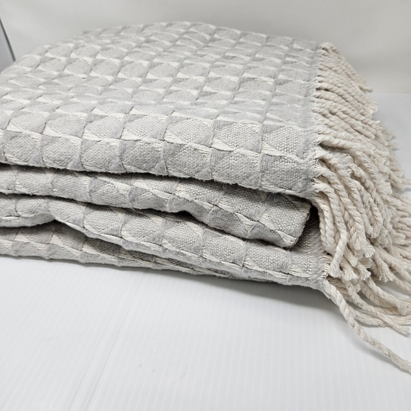 Mora Son De Abrigo Spain 2 Throw Blankets Cotton Blend Textured Weave Gray Cream - Picture 14 of 16